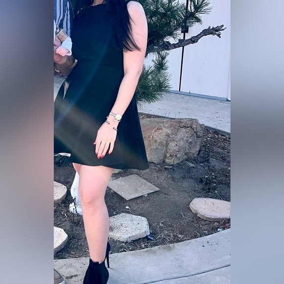 Elegant Black Dress with Bracelet - Picture 2 of 2